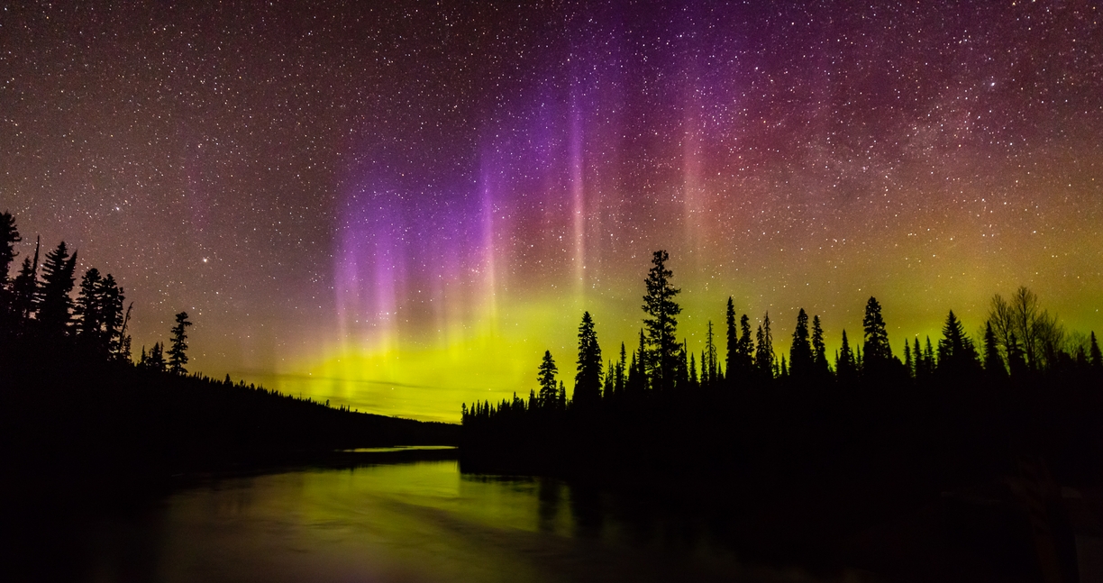 Северное сияние - потрясающая природная картина, доступная для наблюдения в самых удивительных и красивых уголках планеты